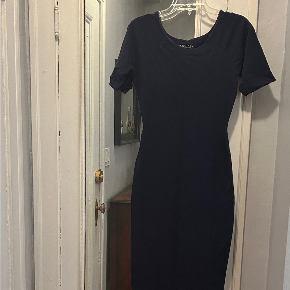 Chic Navy Short Sleeve Midi Dress in cotton. It’s perfect for any occasion.